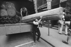 Hungary, Budapest V., a felvétel a Kígyó utca 4-6. szám alatti Röltex szőnyeg- és függönyszaküzlet előtt készült., 1975, Kereki Sándor, Budapest, carrying on the shoulder, carpet, Fortepan #205260