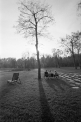 Magyarország, Városliget, Budapest XIV., háttérben a Vajdahunyad vára., 1975, Kereki Sándor, Budapest, fény-árnyék, pad, park, pihenés, Fortepan #205279