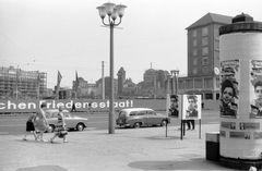 Németország, Drezda, Altmarkt, háttérben a Művészeti Akadémia kupolája., 1967, Beyer Norbert, plakát, Trabant-márka, építkezés, utcakép, életkép, politikai dekoráció, hirdetőoszlop, NDK, lámpaoszlop, automobil, Wartburg 311/312, Fortepan #20530