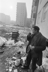 Hungary, Budapest XIII., a Visegrádi utca 61. számú panelház hátsó, park felőli oldalától a Gogol utca irányába nézve., 1976, Kereki Sándor, Budapest, smoking, Fortepan #205310