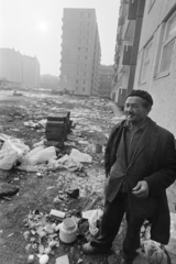 Hungary, Budapest XIII., a Visegrádi utca 61. számú panelház hátsó, park felőli oldalától a Gogol utca irányába nézve., 1976, Kereki Sándor, Budapest, smoking, man, Fortepan #205311