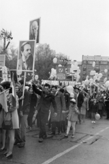 Hungary, Budapest XIV., Dózsa György út, Ötvenhatosok tere (Felvonulási tér), május 1-i felvonulás. Háttérben az Ajtósi Dürer sor épületei., 1974, Kereki Sándor, march, Budapest, Fortepan #205356