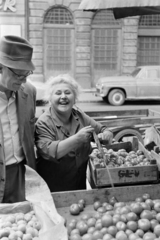 Hungary, Budapest VI., Hunyadi tér, piac a Vásárcsarnok előtt., 1976, Kereki Sándor, Budapest, smile, greengrocer, Fortepan #205365