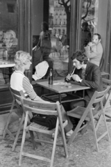 Poland, Kraków, Rynek Glówny, a Kawiarnia Noworolski a Posztócsarnok (Sukiennice) földszintjén az árkádok alatt., 1974, Kereki Sándor, peeking, reflection, Fortepan #205371