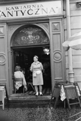 Poland, Kraków, Rynek Glówny 38., Kawiarnia Antyczna., 1974, Kereki Sándor, store display, peeking, waiter, Polish sign, Fortepan #205385