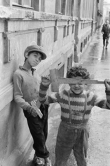 Slovakia, Košice, a felvétel a Franciskánus utca (ulica Františkánska, ekkor ulica Józsefa Attilu) 5-ös számú ház előtt készült., 1974, Kereki Sándor, Best of, boys, Fortepan #205390