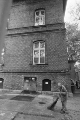 Hungary, Budapest VII., Péterfy Sándor utca 8-20., a kórház (később Péterfy Sándor Utcai Kórház Rendelőintézet és Baleseti Központ) belgyógyászata., 1976, Kereki Sándor, Budapest, sweeper, brick covering, Fortepan #205411