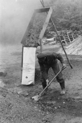 Poland, 1974, Kereki Sándor, sack, sieve, worker, shovel, Fortepan #205431