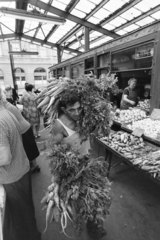 Hungary, Budapest VIII., Teleki László tér, piac., 1971, Kereki Sándor, Budapest, carrying on the shoulder, vegetables, Fortepan #205510