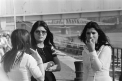 Hungary, Budapest V., a felvétel a pesti alsó rakparton készült, háttérben az Erzsébet híd és a Szabadság híd., 1974, Kereki Sándor, shades, hairdo, girls, Budapest, Fortepan #205526