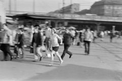 Magyarország, Budapest IX., Boráros tér, a Petőfi híd hídfője, háttérben a Közraktár utca házsora., 1975, Kereki Sándor, Budapest, futás, Fortepan #205537