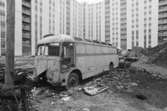 Magyarország, Budapest VIII., Baross utca, később itt épült fel a Közért, szemben a 111/B és /A épület., 1975, Kereki Sándor, járműroncs, Ikarus 30, Budapest, Fortepan #205552