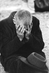 1974, Kereki Sándor, hat, gesture, sitting on the ground, old person, Fortepan #205579