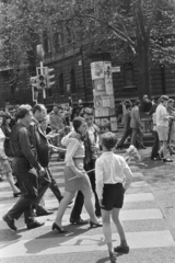 Magyarország, Budapest VI., az Andrássy út (Népköztársaság útja) a Kodály köröndnél, május 1-i felvonulás résztvevői., 1973, Kereki Sándor, Budapest, fiú, gyalogátkelő, háttal, fiatalság, Fortepan #205684