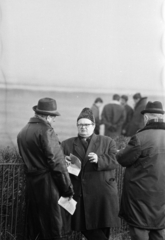 Magyarország, Budapest X., Albertirsai út, a felvétel a Lóversenypályán készült (később Kincsem Park)., 1970, Kereki Sándor, Budapest, férfiak, beszélgetés, lóverseny, Fortepan #205685