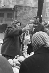 Hungary, Budapest VI., Hunyadi tér, piac a Vásárcsarnok előtt., 1974, Kereki Sándor, Budapest, seller, poultry, hold in arms, Fortepan #205696