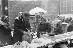 Magyarország, Budapest VI., Hunyadi tér, piac a Vásárcsarnok előtt., 1971, Kereki Sándor, Budapest, Best of, árus, hó, hideg, Fortepan #205704