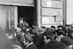 Magyarország, Budapest V., Belgrád rakpart 25., hóeltakarító alkalmi munkára jelentkezők a Fővárosi Köztisztasági Hivatal kirendeltsége előtt., 1971, Kereki Sándor, tömeg, hómunka, Budapest, Fortepan #205705