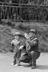 Hungary, Budapest XIV., 1974, Kereki Sándor, Budapest, squatting, grandparent, kid, Fortepan #205746