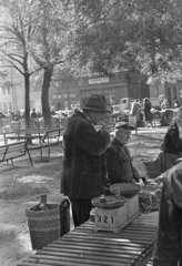 Hungary, Budapest VI., Hunyadi tér, piac a Vásárcsarnok előtt., 1969, Kereki Sándor, market, Budapest, Fortepan #205771