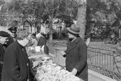 Hungary, Budapest VI., Hunyadi tér, piac a Vásárcsarnok előtt., 1969, Kereki Sándor, market, Budapest, Fortepan #205772