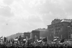 Magyarország, Budapest XIV.,Budapest VII., Ötvenhatosok tere (Felvonulási tér), háttérben a Dózsa György út házsora. Az április 4-i katonai díszszemlét követően hatvanezer KISZ-es felvonulása., 1970, Kereki Sándor, tömeg, felvonulás, Budapest, Fortepan #205786