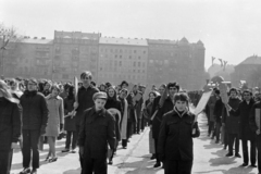 Magyarország, Budapest XIV., Dózsa György út, Ötvenhatosok tere (Felvonulási tér), május 1-i felvonulás. Háttérben az Ajtósi Dürer sor épületei., 1970, Kereki Sándor, felvonulás, Budapest, Fortepan #205787