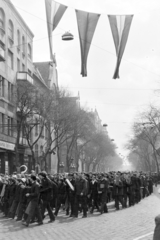 Magyarország, Budapest XIV.,Budapest VII., Dózsa György út, május 1-i felvonulás résztvevői az Ajtósi Dürer sornál., 1970, Kereki Sándor, felvonulás, Budapest, Fortepan #205790