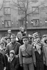 Magyarország, Budapest XIV.,Budapest VII., Ötvenhatosok tere (Felvonulási tér), háttérben a Dózsa György út épületei. Május 1-i felvonulás., 1970, Kereki Sándor, rendőr, Budapest, gyerekek, nyakban ülés, Fortepan #205791