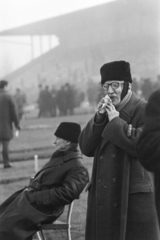 Magyarország, Budapest X., Albertirsai út, Lóversenypálya (később Kincsem Park)., 1970, Kereki Sándor, Budapest, kabát, idős ember, sétabot, kucsma, Fortepan #205841