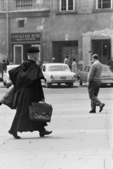 Poland, Kraków, Rynek Glówny, a város főtere, a háttérben balra a 17-es, jobbra a 18-as szám., 1974, Kereki Sándor, priest, cassock, Fortepan #205872