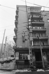 Hungary, Budapest VII., Damjanich utca - Bajza utca sarok. A homlokzaton látható női akt szobor Szentgyörgyi Darabos János szobrászművész munkája., 1974, Kereki Sándor, Budapest, Fortepan #205909