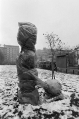 Hungary, Budapest VII., Reformációi park (ekkor névtelen) a Városligeti (Gorkij) fasor - Bajza utca saroknál. Előtérben Végvári Gyula keramikus 1973-ban felállított térplasztikája télire becsomagolva. Háttérben balra a Garzonház.
, 1974, Kereki Sándor, Budapest, trolley bus, trolley stop, Fortepan #205910