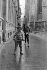 Slovakia, Košice, Franciskánus utca (ulica Františkánska, ekkor ulica Józsefa Attilu) a Fő tér (Hlavná) felé nézve, jobbra a ferences templom., 1974, Kereki Sándor, Czechoslovakia, striped dress, Fortepan #205923