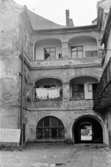 1974, Kereki Sándor, Czechoslovakia, inner courtyard, hanging clothes, Fortepan #205925