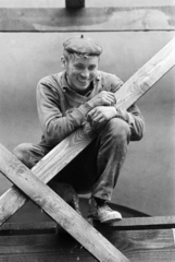 1974, Kereki Sándor, squatting, worker, beret, smile, Fortepan #205927