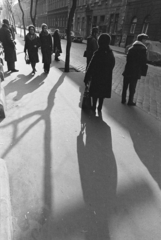 Hungary, Budapest VII., Nefelejcs utca az István (Landler Jenő) utca és a Péterfy Sándor utca között, szemben a 32-es számú ház., 1976, Kereki Sándor, Budapest, pedestrian, shadow, Fortepan #205982