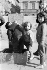 Magyarország, Budapest VII., Klauzál tér, háttérben a Nyár utca torkolata., 1975, Kereki Sándor, Budapest, ivókút, gyerekek, Fortepan #206006