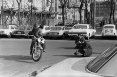 Hungary, Budapest V., a felvétel a Hotel Duna Intercontinental parkolójában készült. Balra az ortodox székesegyház, jobbra a Petőfi tér., 1976, Kereki Sándor, Budapest, motorcycle, camera, number plate, photography, Fortepan #206014