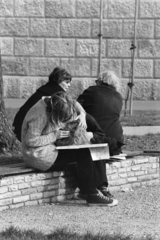 Magyarország, Budapest V., Március 15. tér, a felvétel az Erzsébet híd pesti hídfőjénél készült., 1978, Kereki Sándor, beszélgetés, háttal, fiatalság, Budapest, Fortepan #206038