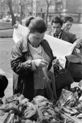 Magyarország, Budapest XIII., Lehel (Élmunkás) téri piac, a háttérben jobbra a Váci út és a Victor Hugo utca sarok., 1972, Kereki Sándor, piac, vásárlás, harisnya, Budapest, Fortepan #206052