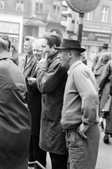 Hungary, Budapest XIII.,Budapest V., Visegrádi utca - Szent István körút sarok, szemben a túloldalon a Szent István körút 21-es számú ház., 1972, Kereki Sándor, Budapest, gesture, men, Fortepan #206055