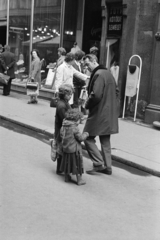 Hungary, Budapest V., Váci utca., 1976, Kereki Sándor, Budapest, beggar, kid, Fortepan #206069