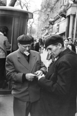 Magyarország, Budapest XIII., a Szent István körút a Nyugati (Marx) tér irányából a Jászai Mari tér felé nézve., 1970, Kereki Sándor, Budapest, férfiak, svájcisapka, zakó, papírpénz, Fortepan #206070