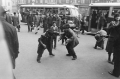 Magyarország, Budapest V., Ferenciek tere (Felszabadulás tér)., 1970, Kereki Sándor, Budapest, bámészkodás, fiúk, járókelő, cigányság, Fortepan #206073