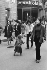 Hungary, Budapest V., a Váci utca - Régi posta utca kereszteződése a Vörösmarty tér irányába fényképezve., 1976, Kereki Sándor, Budapest, beggar, pedestrian, kid, Fortepan #206080