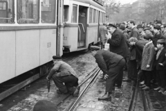 Magyarország, Budapest V.,Budapest VIII., Kálvin tér, a háttérben szemben a Múzeum körút, jobbra a Bródy Sándor utca., 1970, Kereki Sándor, Budapest, Best of, bámészkodás, villamos, csoportosulás, Fortepan #206081