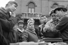 Magyarország, Budapest VI., Hunyadi tér, piac a Vásárcsarnok előtt., 1975, Kereki Sándor, piac, Budapest, serpenyő, Fortepan #206087