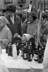 Magyarország, Budapest VI., Andrássy út (Népköztársaság útja) - Dózsa György út sarok, a felvétel május 1-i felvonulás alkalmával készült., 1970, Kereki Sándor, Budapest, Coca-Cola, Kinizsi sör, Fortepan #206133