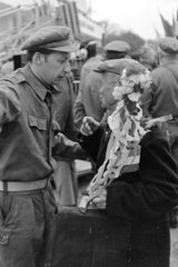 Magyarország, Budapest XIV., Ötvenhatosok tere (Felvonulási tér), háttérben a dísztribün. Május 1-i felvonulás., 1970, Kereki Sándor, Budapest, idős ember, beszélgetés, májusfa, munkásőr, Fortepan #206142